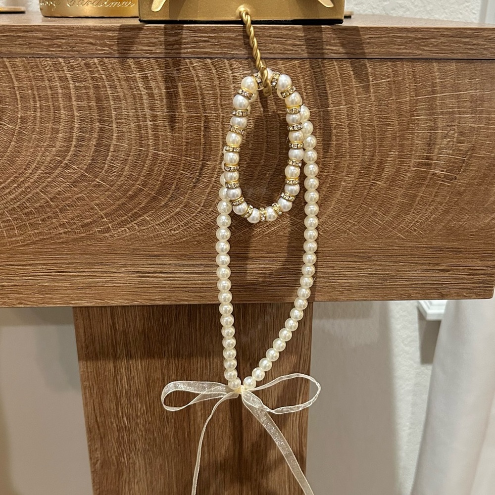 Elegant Pearl and Gold Necklace